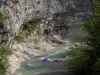 Gorges de la Méouge - Rivière Méouge avec un canoë, arbres et parois rocheuses