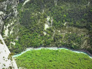 Gorges du Verdon - Grand canyon du Verdon : vue sur la rivière Verdon ; dans le Parc Naturel Régional du Verdon