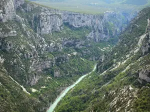 Gorges du Verdon - Grand canyon du Verdon : rivière Verdon bordée de falaises (parois rocheuses) ; dans le Parc Naturel Régional du Verdon