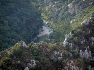 Gorges du Verdon - Des balcons de la Mescla, vue sur les parois rocheuses, les arbres (forêts) et la garrigue (Parc Naturel Régional du Verdon)