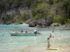 Le Gosier - Spiaggia di Petit - Havre nuotatori rinfrescarsi nel mare, e la barca che galleggia sulle acque