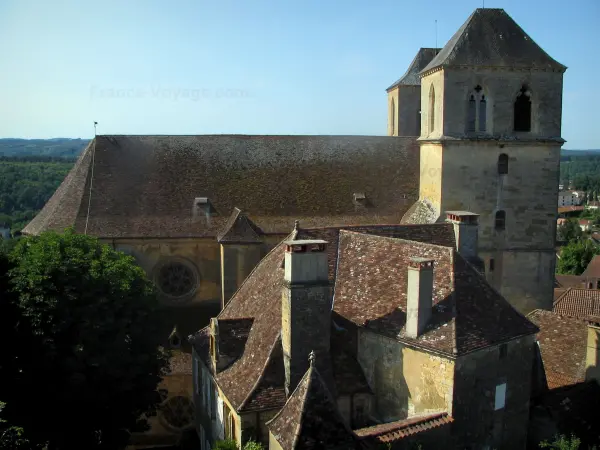 Gourdon - Iglesia de San Pedro y los tejados del casco antiguo, en el Périgord negro, en el Quercy