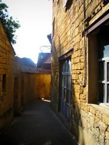 Gourdon - La calle llena de casas de piedra, en el Périgord negro, en el Quercy