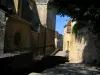 Gourdon - Iglesia de San Pedro y las casas en el casco antiguo, en el Périgord negro, en el Quercy