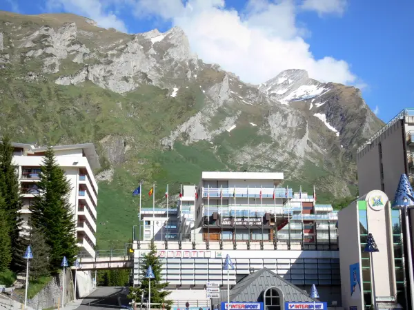 Gourette - Immeubles de la station de sports d'hiver et montagne de la chaîne des Pyrénées ; dans le Béarn