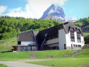 Gourette - Pène Médaa dominant la station de sports d'hiver pyrénéenne de Gourette