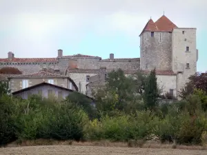 Gramont - Schloss beherrschend die Häuser des Dorfes