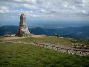 Grand Ballon - In cima alla montagna con il monumento del Blue Devils (1927), colline boscose in background (Parco Naturale Regionale dei Ballons des Vosges)