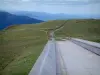 Grand Ballon - Du radar, vue sur le sommet de la montagne et sur les collines environnantes (Parc Naturel Régional des Ballons des Vosges)