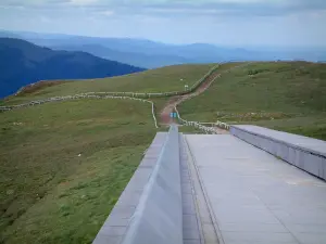 Grand Ballon - La visualizzazione radar della cima della montagna e sulle colline circostanti (Parc Naturel Régional des Ballons des Vosges)