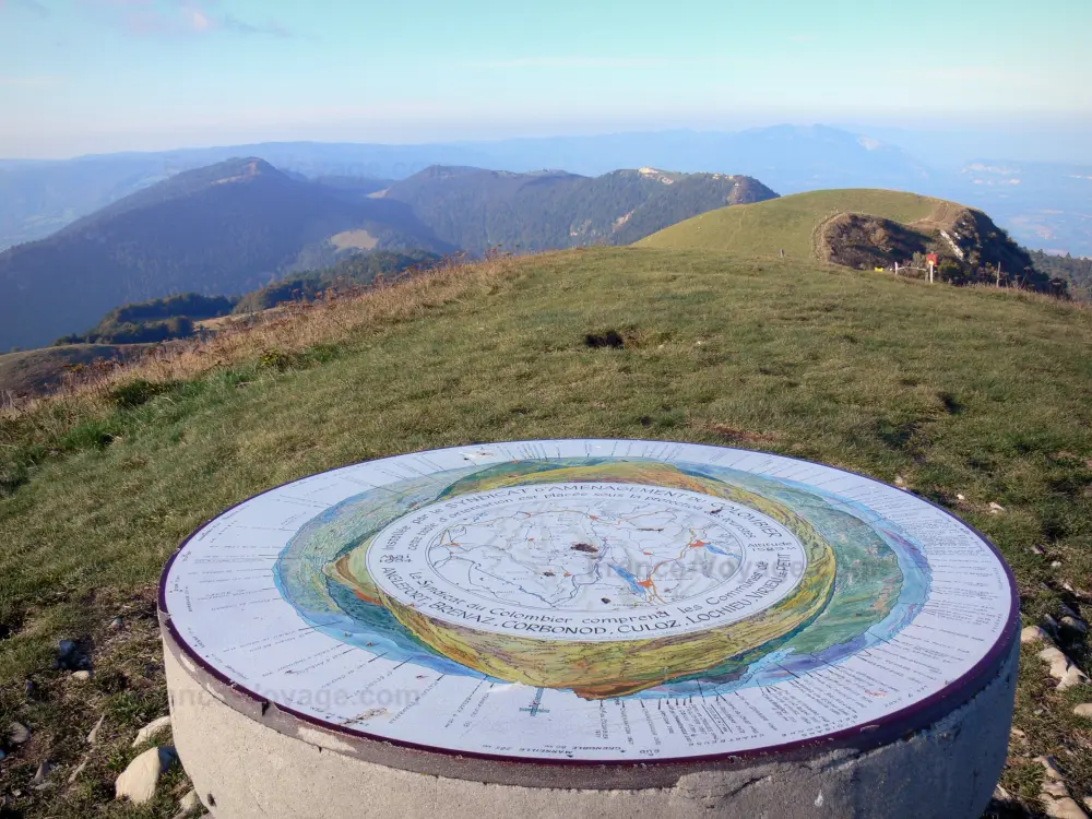 Le Grand Colombier - Grand Colombier: Table d'orientation au sommet du Grand Colombier (montagne du massif du Jura, dans le Bugey) avec vue sur le paysage préservé alentour