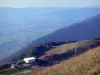 Grand Colombier - Vue sur les pentes herbeuses, la forêt et le paysage environnant depuis le sommet du Grand Colombier (montagne du massif du Jura, dans le Bugey)