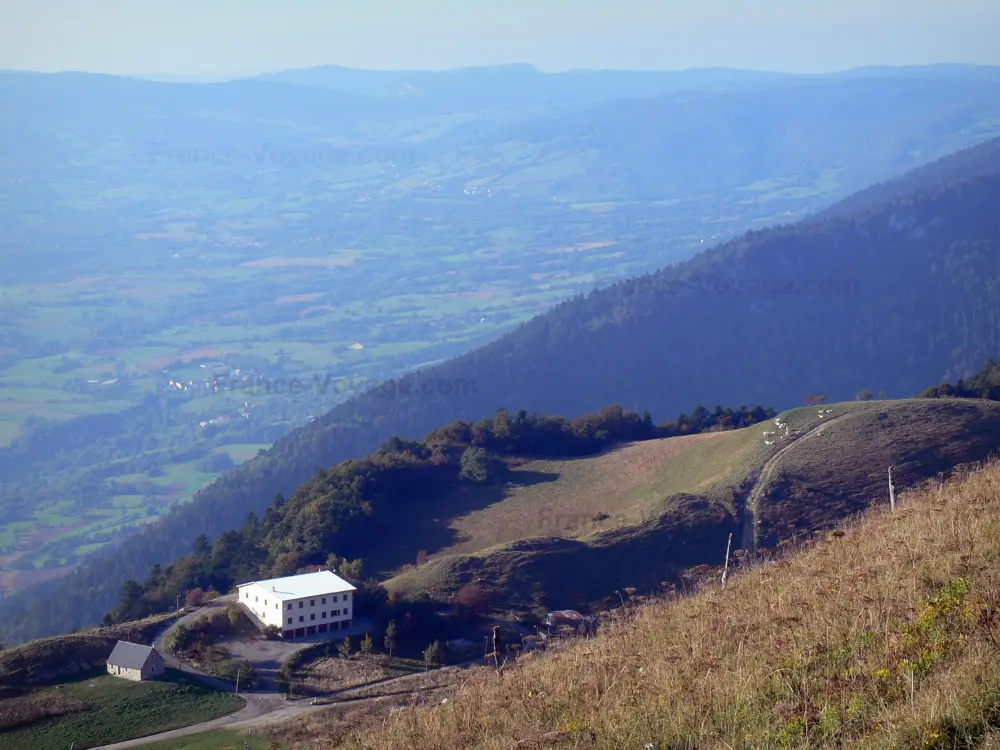 Le Grand Colombier - Grand Colombier: Vue sur les pentes herbeuses, la forêt et le paysage environnant depuis le sommet du Grand Colombier (montagne du massif du Jura, dans le Bugey)