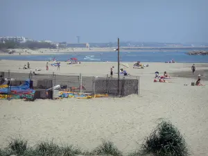 La Grande-Motte - Playa de arena de la localidad entre los turistas, Mar Mediterráneo