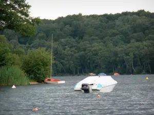 Grands lacs du Morvan - Lac des Settons (lac artificiel), bateaux sur l'eau, et rive boisée ; dans le Parc Naturel Régional du Morvan