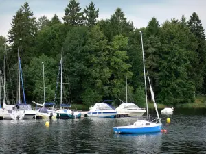 Grands lacs du Morvan - Lac des Settons (lac artificiel), bateaux sur l'eau, et rive boisée ; dans le Parc Naturel Régional du Morvan