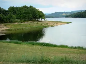Grands lacs du Morvan - Lac de Pannecière (lac artificiel) et ses rives ; dans le Parc Naturel Régional du Morvan