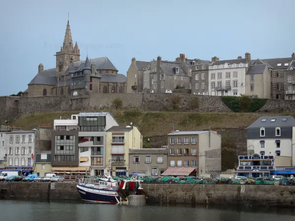 Granville - Haute Ville avec ses remparts, son église Notre-Dame en granit et ses maisons dominant le port, bateau de pêche amarré, filets de pêcheurs sur le quai 