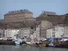 Granville - Gebäude und Stadtmauern der Oberstadt überragen die Häuser und den
Hafen, Fischdampfer angelegt am Kai