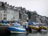 Granville - Hafen: Fischdampfer angelegt am Kai und Häuser der Stadt