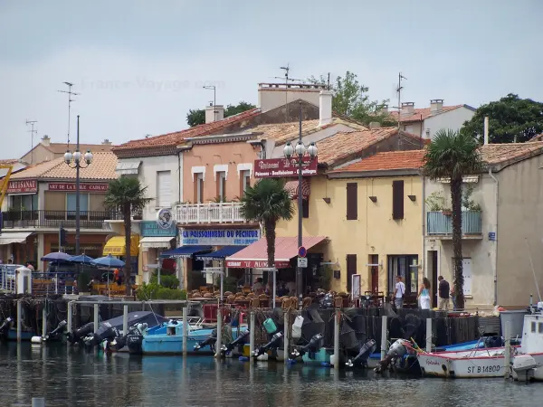 Le Grau-du-Roi - Puerto pesquero, barcos de pesca, muelle del general de Gaulle, las tiendas y las fachadas de las casas