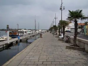 Le Grau-du-Roi - Walk along the moored boats