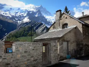 La Grave - House of the village with view of the Meije mountain range; in the Écrins National Nature Park