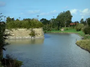 Gravelines - Fortifications (remparts, enceinte fortifiée), fossés (douves) alimentés par les eaux de la rivière Aa, et arbres