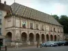 Gray - Bâtiment de style Renaissance (hôtel de ville, mairie) avec ses colonnes et son toit de tuiles vernissées