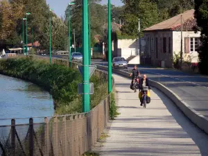 Greenway of the Garonne canal - Bicycle lane of the Voie Verte greenway with cyclists, along the Garonne canal; in Buzet-sur-Baïse