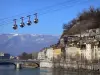 Grenoble - Bulles du téléphérique de Grenoble Bastille, façades de maisons, pont enjambant la rivière Isère, arbres et montagnes