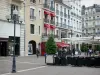 Grenoble - Façades, commerces, lampadaires et terrasses de cafés de la place Grenette