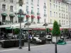 Grenoble - Façades et terrasses de cafés de la place Grenette