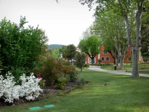 Gréoux-les-Bains - Thermalkurort: Kurpark (Blumen, Büsche, Bäume, Rasen und Alleen)