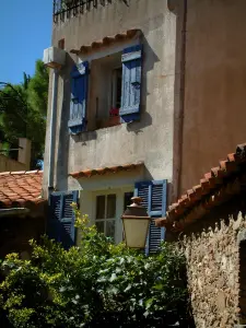 Grimaud - Houses of the medieval village, lamppost and a tree