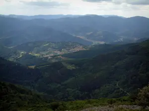 Grote Ballon - De top van de berg, met uitzicht op de beboste heuvels en bergen (Parc Naturel Regional des Ballons des Vosges)