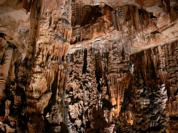 Grotte des Demoiselles - Concrétions de la grande salle : colonnes, stalactites