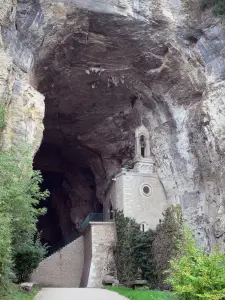 Grottes de la Balme - Porche d'entrée des grottes de La Balme, chapelle et falaise du plateau de lIsle Crémieu ; sur la commune de La Balme-les-Grottes