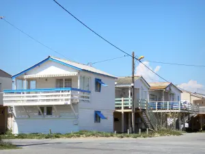 Gruissan - Gruissan-Plage : quartier des chalets sur pilotis