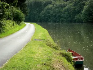 Grüner Weg Trans-Ardennes - Maas-Tal (Meuse-Tal), im Regionalen Naturpark der Ardennen: Grüner Weg (Radweg) angelegt auf dem ehemaligen Treidelweg, entlang der Maas (Meuse), mit grüner Umgebung; angelegte Barke vorne
