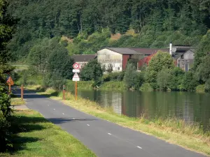 Grüner Weg Trans-Ardennes - Maas-Tal (Meuse-Tal), im Regionalen Naturpark der Ardennen: Grüner Weg (Radweg) angelegt auf dem ehemaligen Treidelweg, entlang der Maas (Meuse), mit grüner Umgebung, in Haybes; Giesserei an dem gegenüber liegendem Ufer