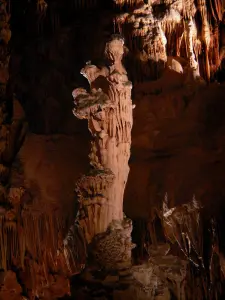 Gruta de las Doncellas - Estalagmita de la Virgen y el Niño, en el gran salón