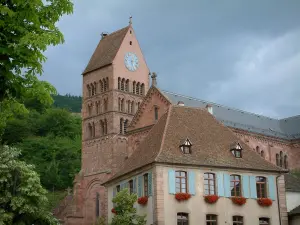 Gueberschwihr - Haus geschmückt mit Geranien (Blumen), Bäume und Kirche des Dorfes