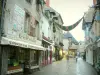 Guérande - Shopping street lined with houses and shops