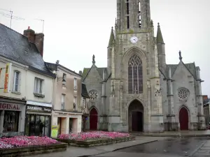 La Guerche-de-Bretagne - Kirche Notre-Dame (alte Stiftskirche) und Häuser der Stadt