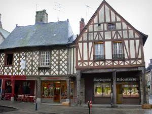 La Guerche-de-Bretagne - Fachwerkhäuser und Geschäfte der Stadt