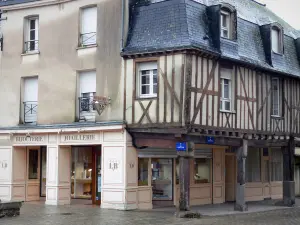 La Guerche-de-Bretagne - Häuser der Stadt, davon eines mit Fachwerk