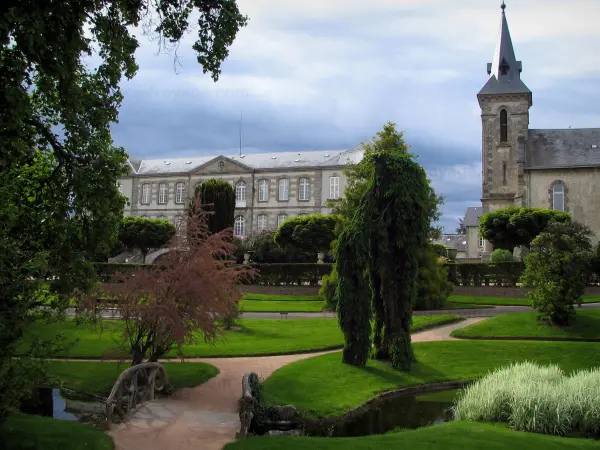 Guéret - Tuin (park) met gazons, paden, vijver en bomen, het hotel herbergt het museum Sénatorerie van Kunst en Archeologie (Museum Sénatorerie), kapel en stormachtige hemel