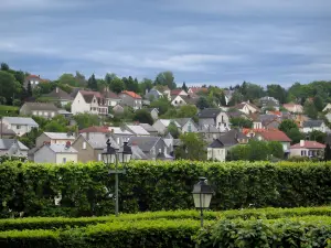 Guéret - Lantaarnpalen en hekken met uitzicht op de huizen van de stad