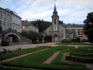 Guéret - Sénatorerie albergo che ospita il Museo d'Arte e Archeologia (Museo Sénatorerie), cappella, aiuole (parco), basandosi sullo sfondo e nuvole nel cielo